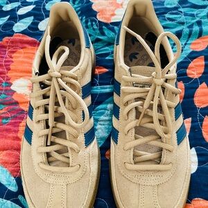 Adidas Spezial Gender Neutral Tan athletic shoe w/ navy stripes. 7.5 M / 6 W